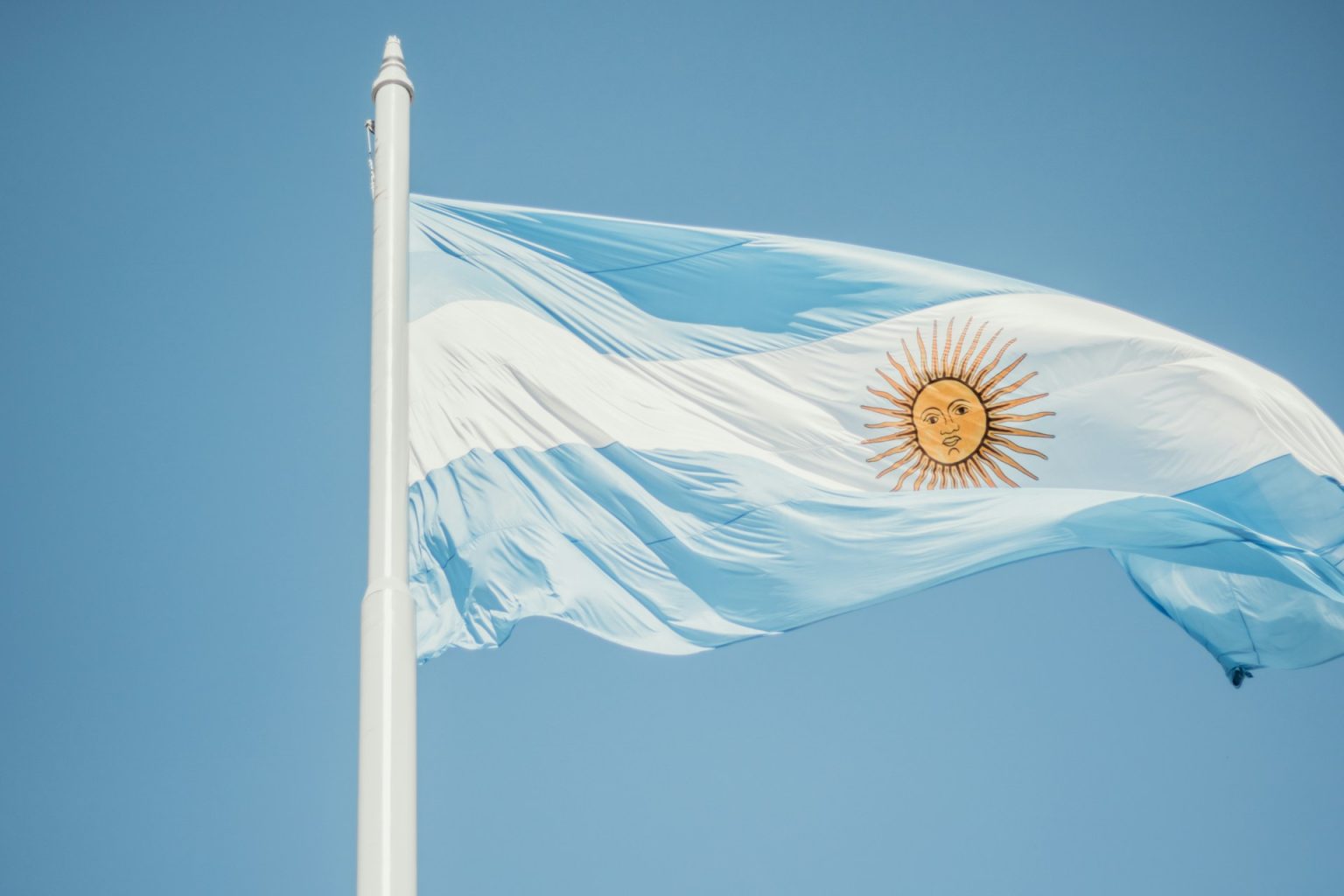 argentina-bandera-cielo-azul-fondo