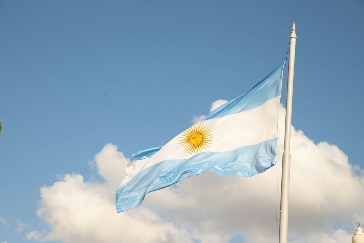 argentina-bandera-cielo-azul-fondo